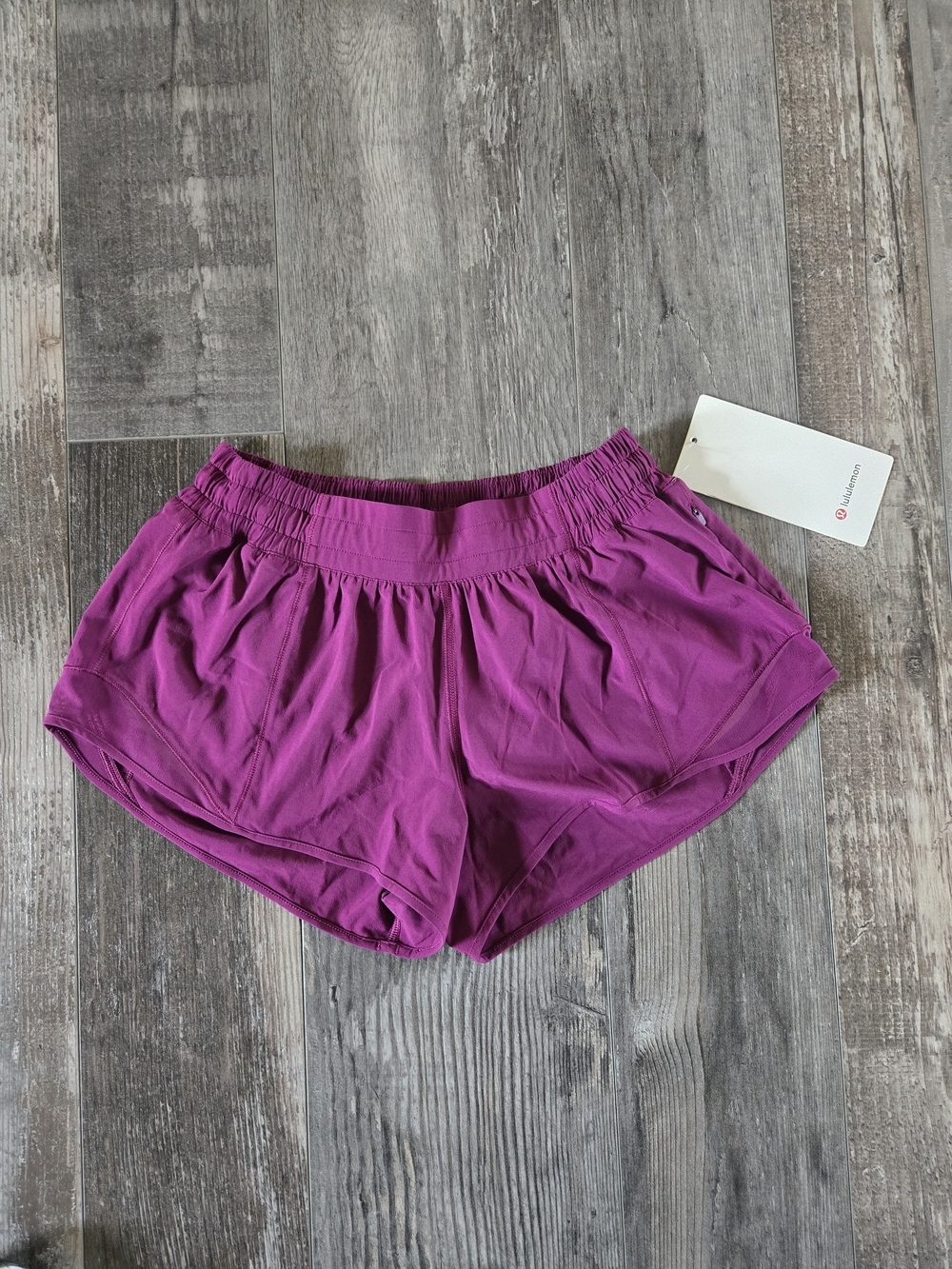 lululemon athletica Women's 2.5" Hotty Hot LR Shorts- NWT size 6 Maroon